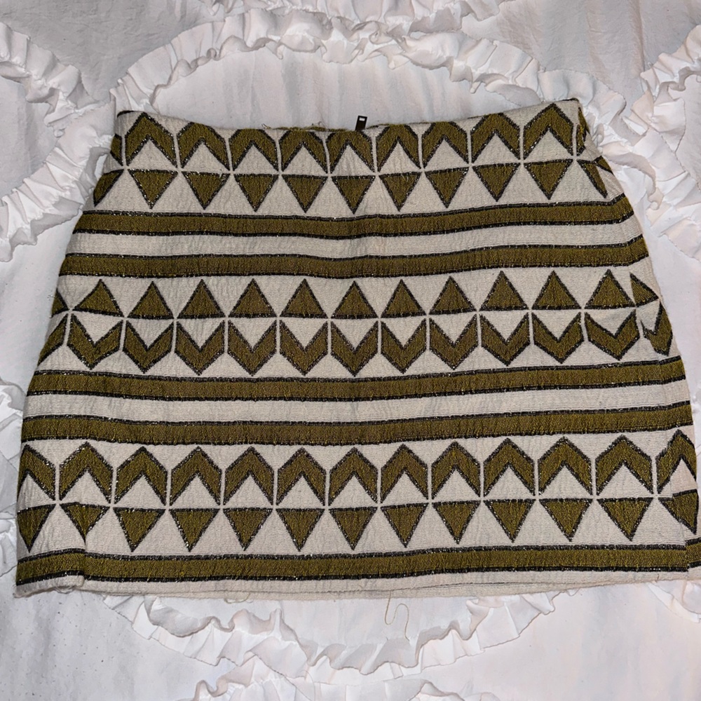 Super unique Zara skirt 🫶🏻 I love this skirt!!! Greenish/gold pattern.